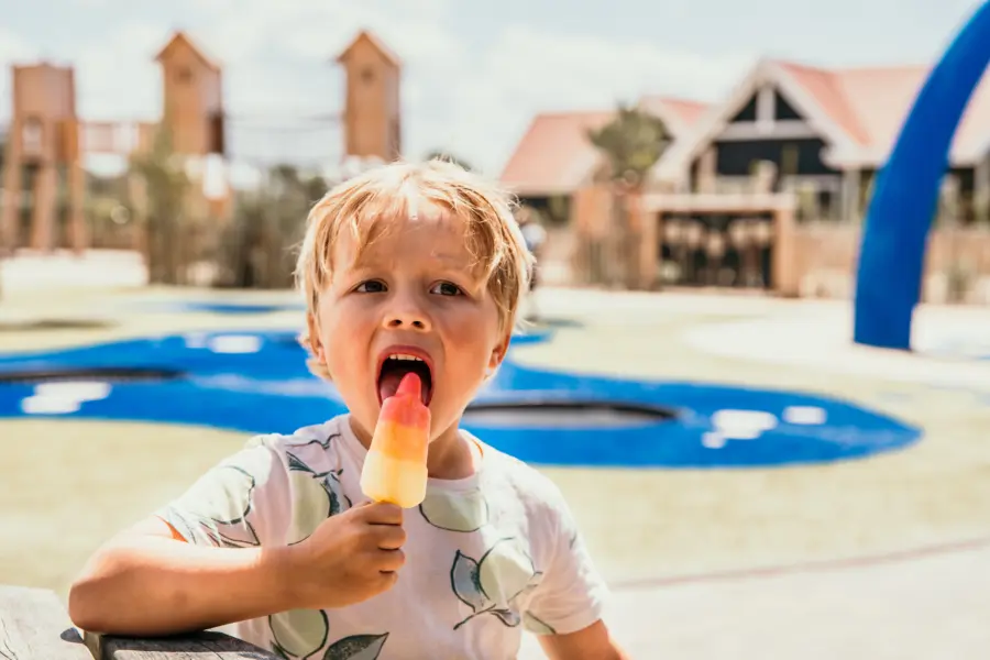 Zon, waterpret en een kleurrijk ijsje – de perfecte zomerdag bij het avontuurlijke Strandpark De Zeeuwse Kust