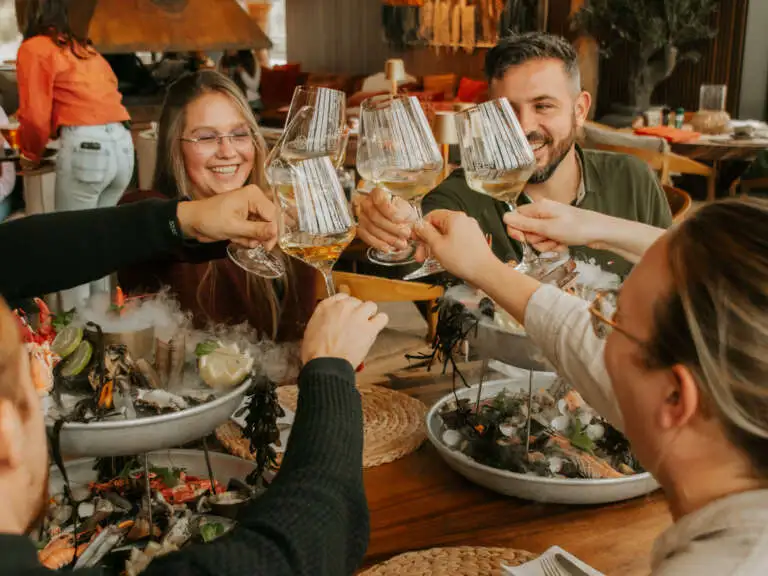 Shared dining met uitzicht op zee